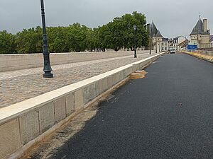 Trottoir en pavés terminé avec candélabres