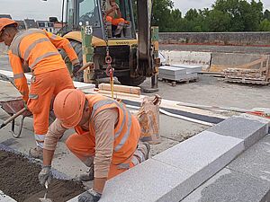 Pose des marches en granit aux extrémités rive gauche et rive droite de l'ouvrage.