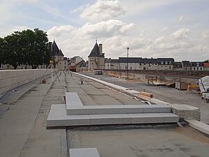 Pose des marches en granit aux extrémités rive gauche et rive droite de l'ouvrage.