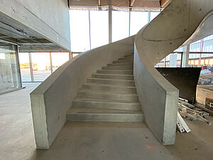 Vue de l'escalier au rez-de-chaussée du 35e collège de la Vienne. - Agrandir l'image (fenêtre modale)