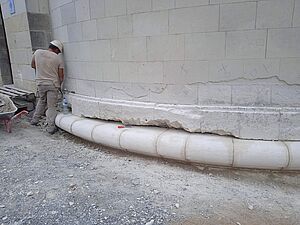 Remplacement des pierres du cordon de soubassement de la tour sud.